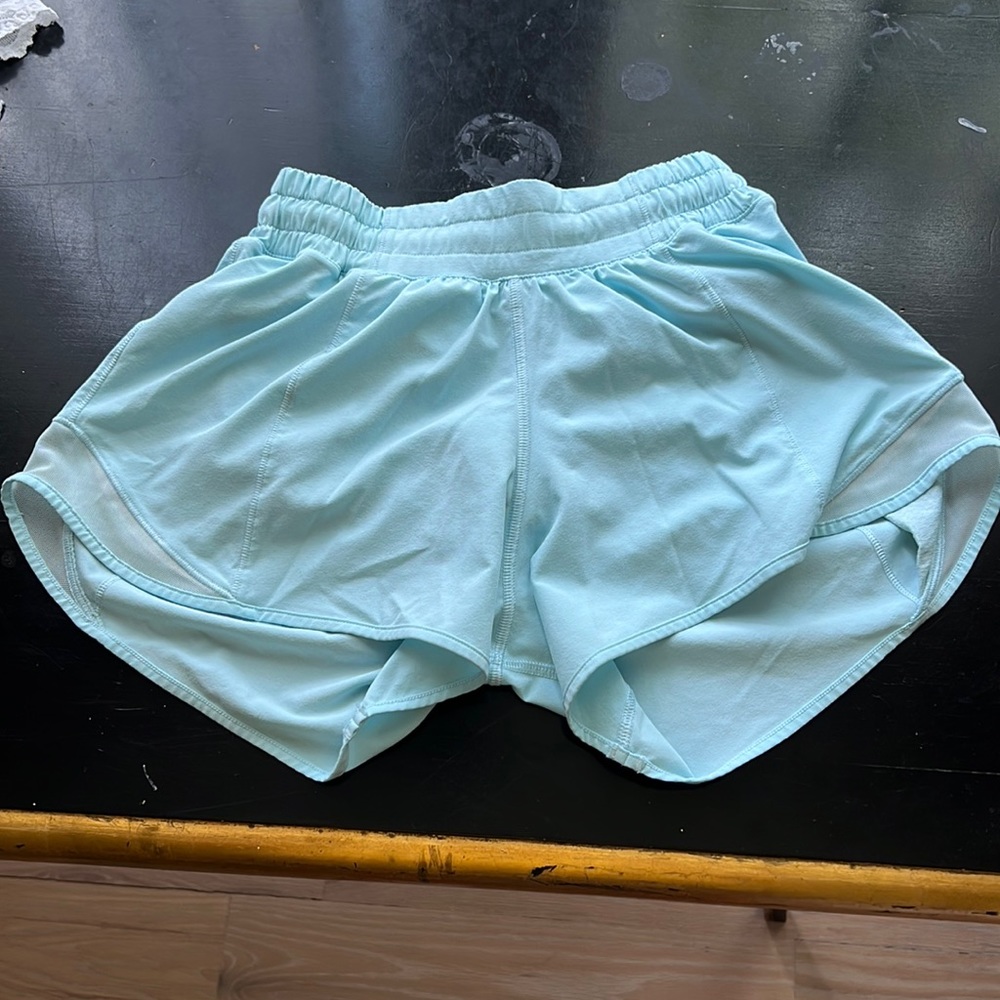 Lululemon size 2, barely worn, hotty hot shorts 4”